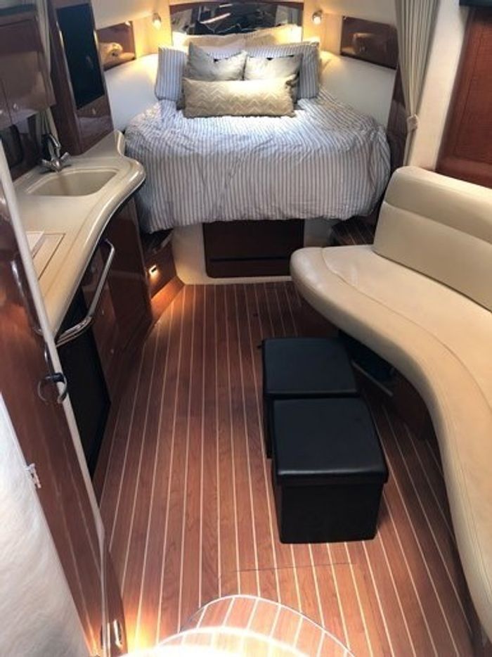 2005 Sea Ray 320 Sundancer Photo 16 of 24