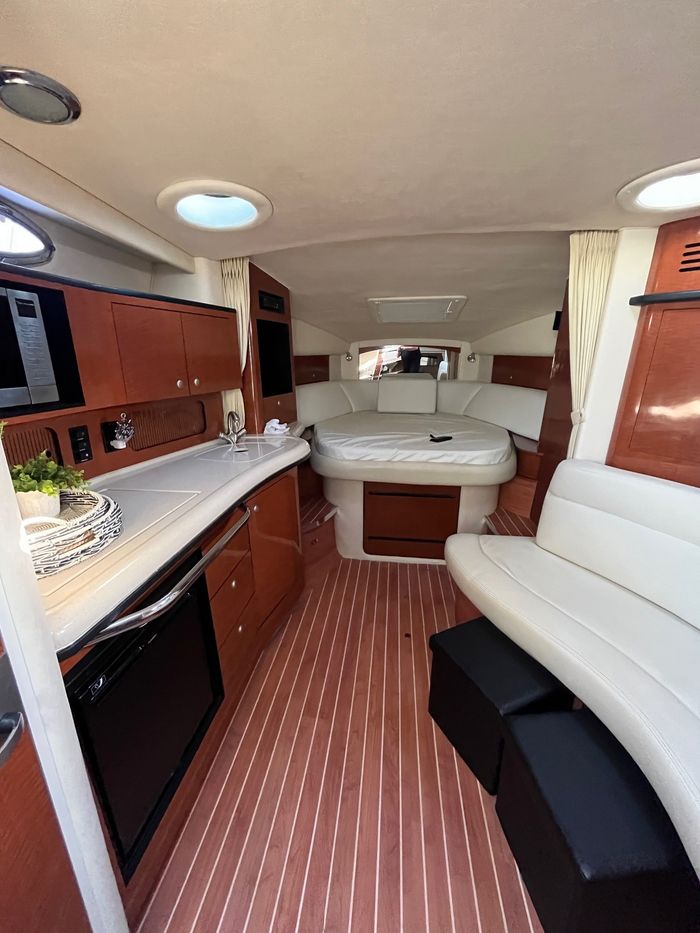 2005 Sea Ray 320 Sundancer Photo 17 of 24