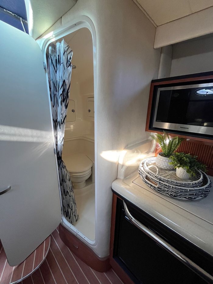 2005 Sea Ray 320 Sundancer Photo 18 of 24