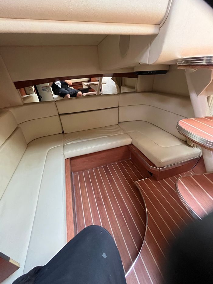 2005 Sea Ray 320 Sundancer Photo 21 of 24
