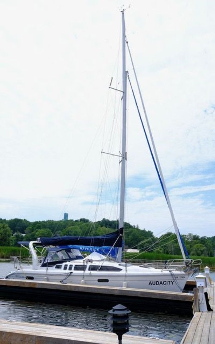 1997 Hunter 340 Photo 7 of 29