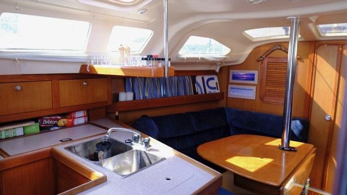 1997 Hunter 340 Photo 15 of 29