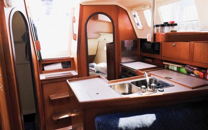 1997 Hunter 340 Photo 19 of 29
