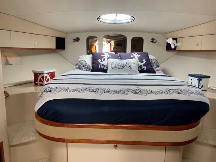 2001 Cruisers Yachts 3870 express cruiser Photo 3 of 22