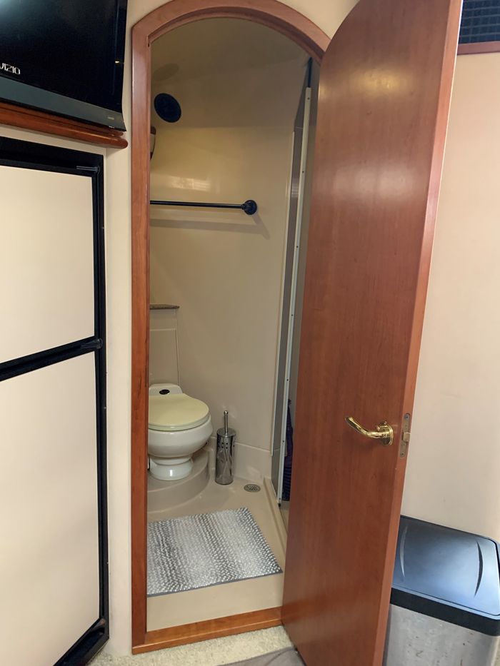 2001 Cruisers Yachts 3870 express cruiser Photo 6 of 22