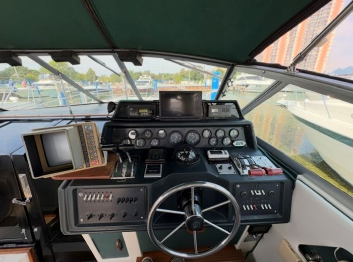 1989 Sea Ray 340 Express Cruiser Photo 9 sur 26