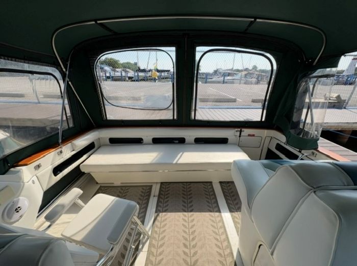 1989 Sea Ray 340 Express Cruiser Photo 13 sur 26