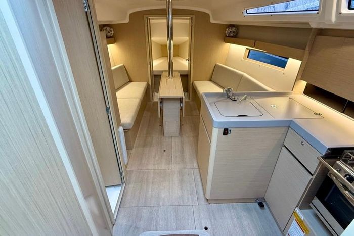 2023 Beneteau Oceanis 34.1 Photo 12 sur 27