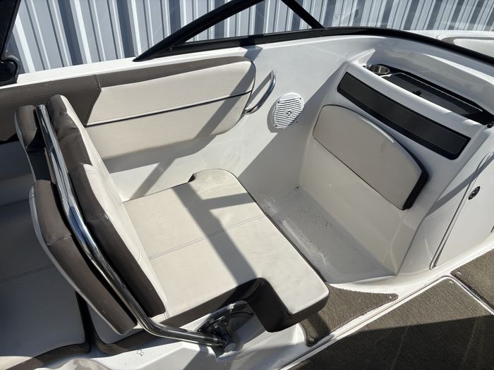 2018 Bayliner VR5 Photo 16 of 33