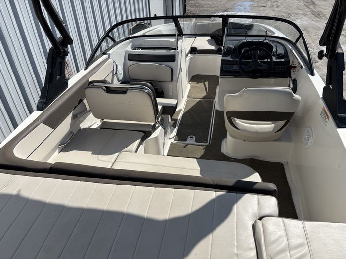 2018 Bayliner VR5 Photo 3 of 33
