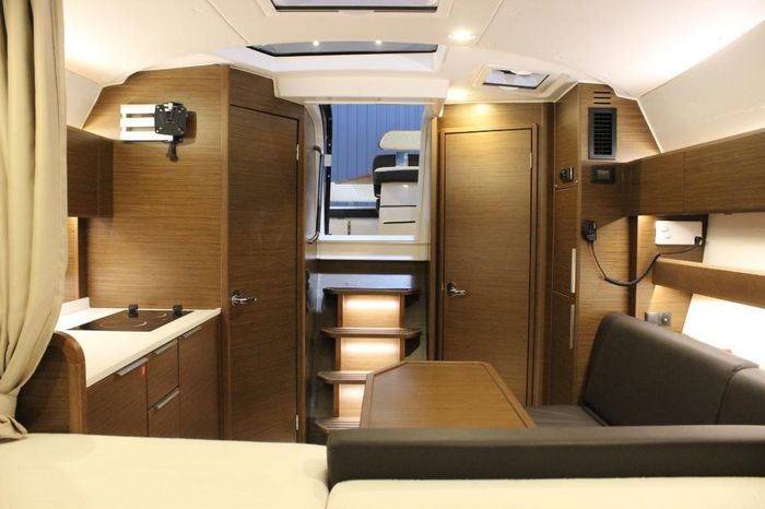 2021 BAVARIA S33 HT VOLVO D3-220 EVC Photo 17 of 22