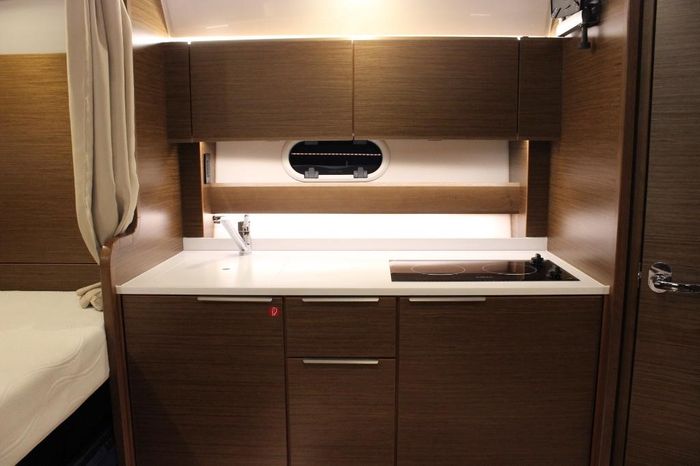 2021 BAVARIA S33 HT VOLVO D3-220 EVC Photo 14 of 22