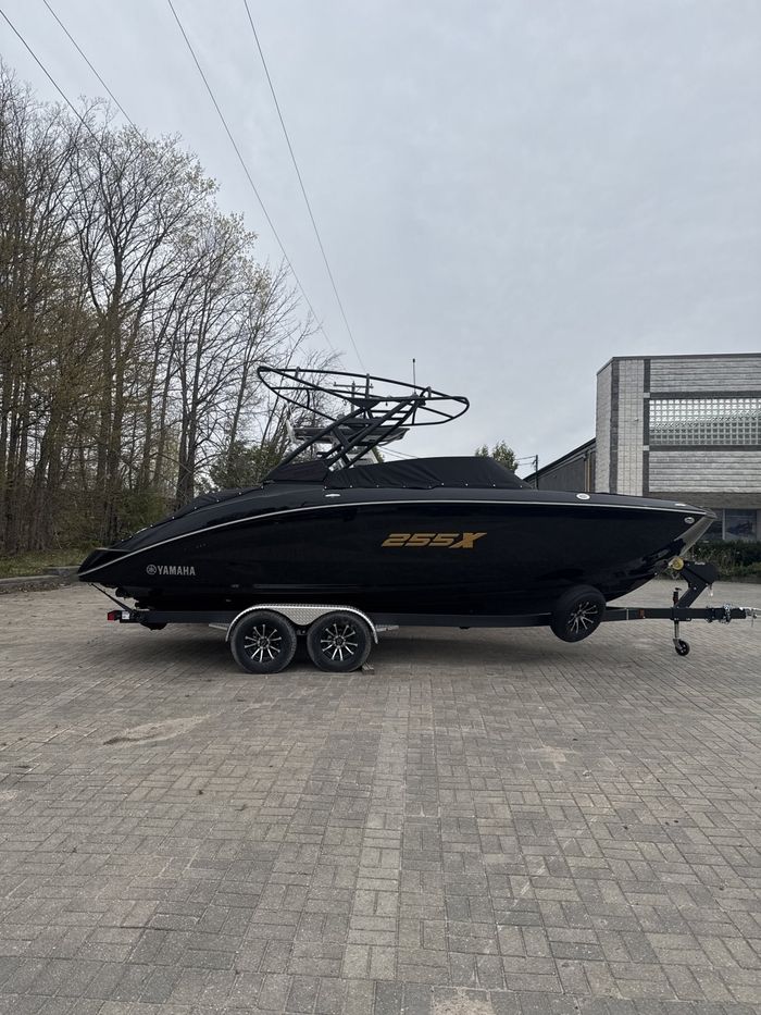 2026 Yamaha 255XD Black - Wake Series Sportboat! - Special Fin Photo 2 sur 10