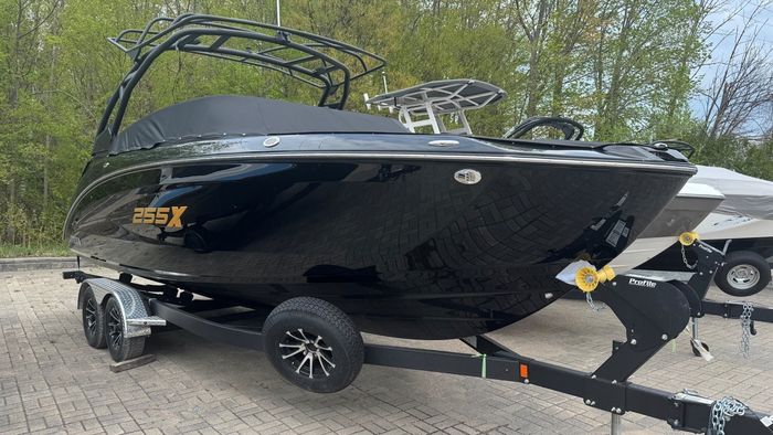 2026 Yamaha 255XD Black - Wake Series Sportboat! - Special Fin Photo 1 sur 10