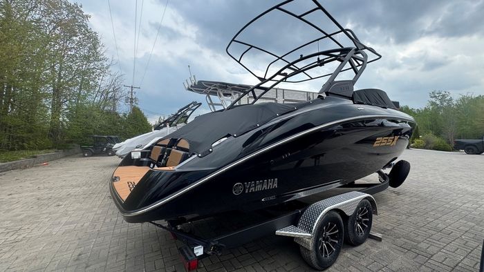 2026 Yamaha 255XD Black - Wake Series Sportboat! - Special Fin Photo 3 sur 10
