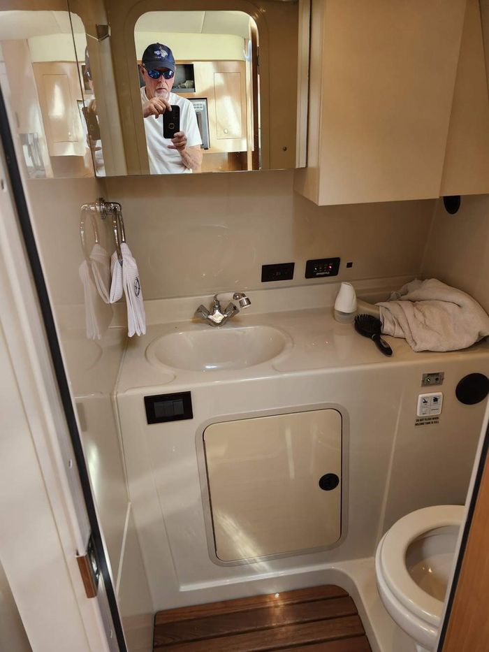 2007 Cruisers Yachts 310 Express MC Photo 8 sur 8