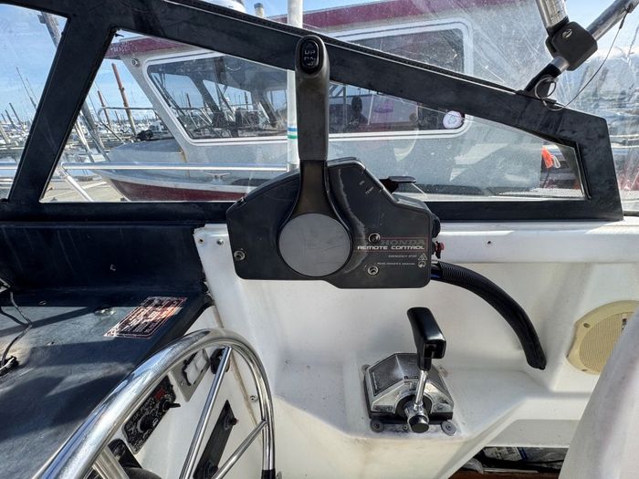 1990 Bayliner 2302 Trophy Walkaround Photo 18 of 41