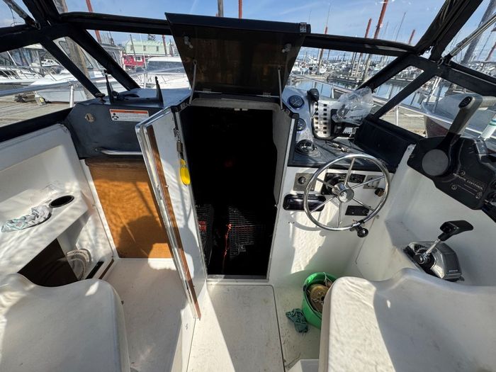 1990 Bayliner 2302 Trophy Walkaround Photo 16 of 41