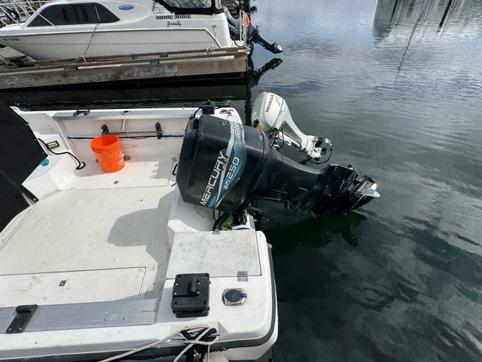 1990 Bayliner 2302 Trophy Walkaround Photo 35 of 41
