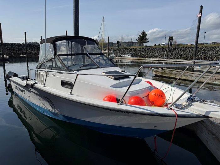 1990 Bayliner 2302 Trophy Walkaround Photo 2 of 41