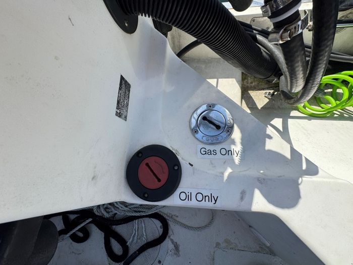 1990 Bayliner 2302 Trophy Walkaround Photo 27 of 41