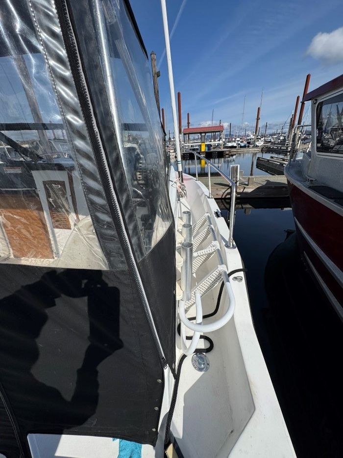 1990 Bayliner 2302 Trophy Walkaround Photo 13 of 41