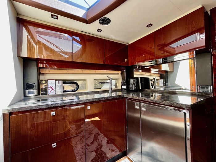 2015 Sea Ray 470 Sundancer Photo 28 of 62