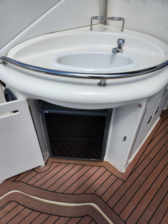 2005 Sea Ray 340 Sundancer Photo 12 of 47