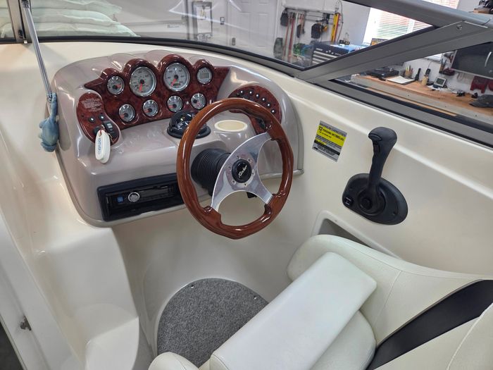 2004 Rinker 232 captiva Photo 5 of 10