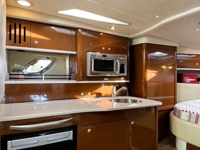 2008 Sea Ray 330 Sundancer Photo 12 of 14
