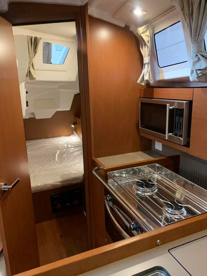 2020 Beneteau oceanis 35.1 Photo 6 of 30