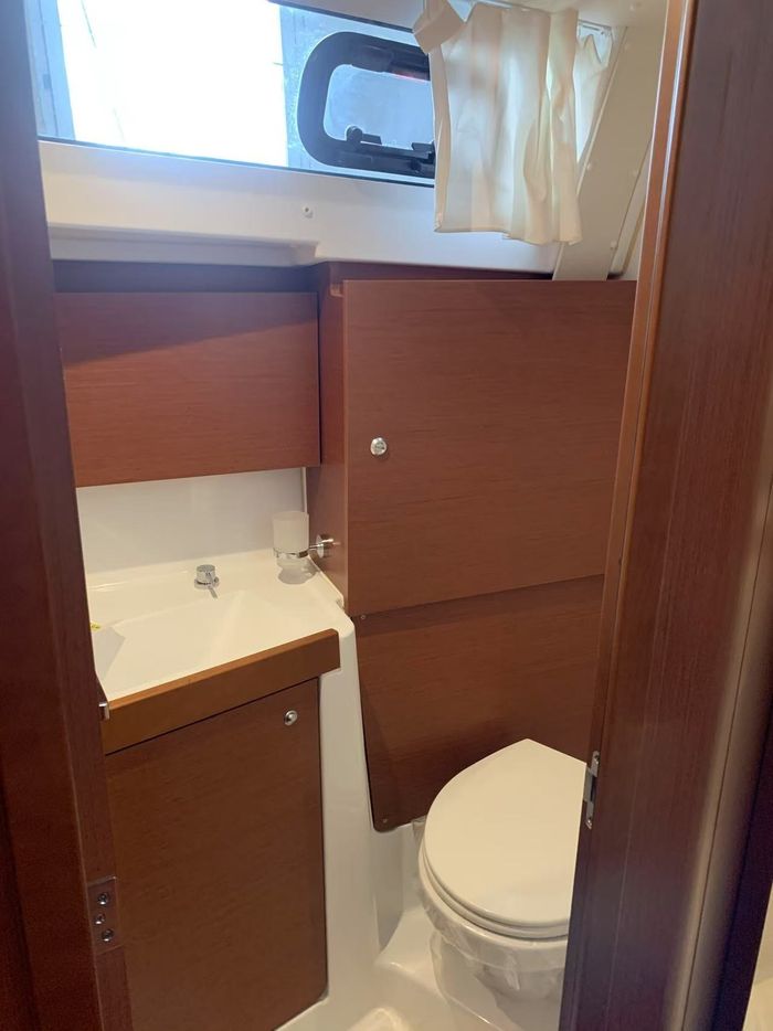 2020 Beneteau oceanis 35.1 Photo 11 of 30