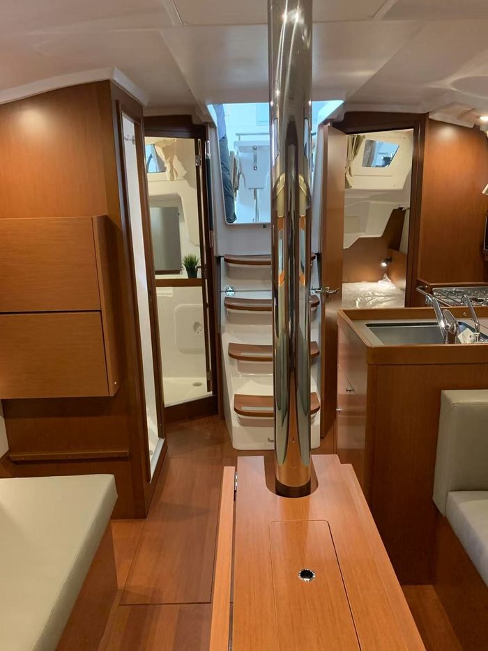 2020 Beneteau oceanis 35.1 Photo 12 of 30