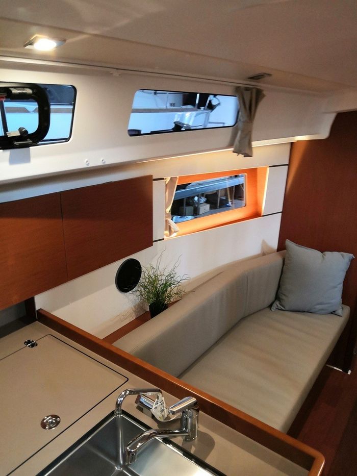 2020 Beneteau oceanis 35.1 Photo 14 of 30
