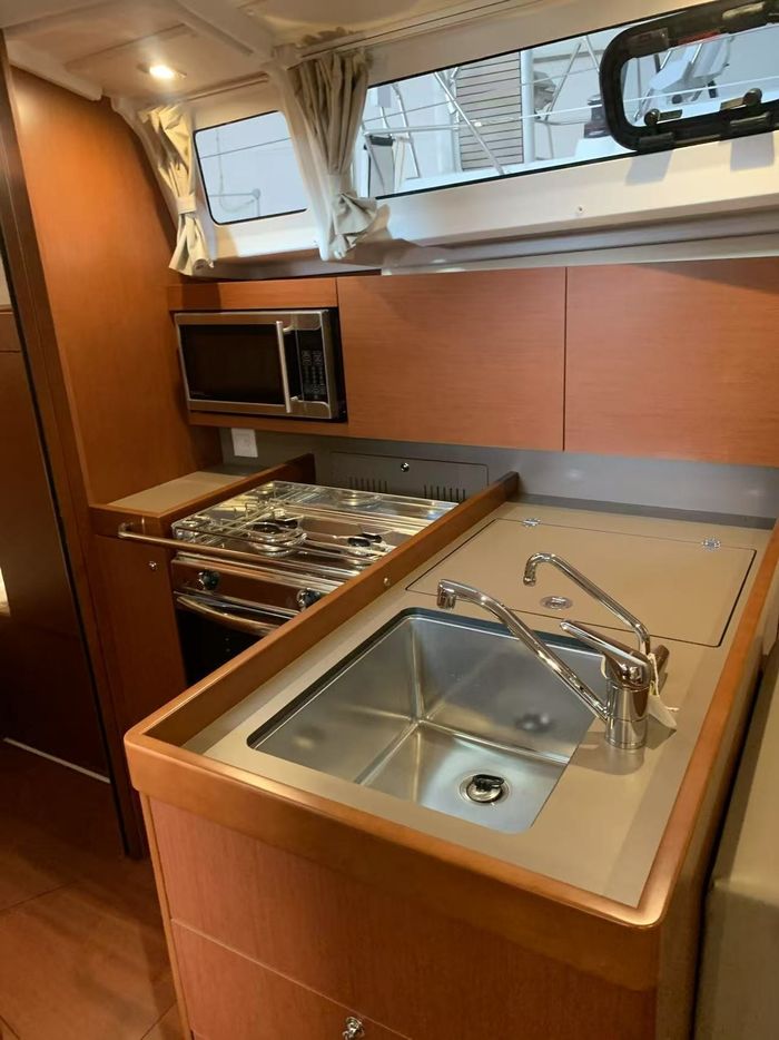 2020 Beneteau oceanis 35.1 Photo 16 of 30