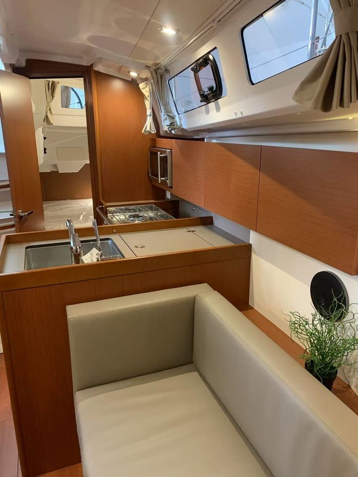 2020 Beneteau oceanis 35.1 Photo 17 of 30