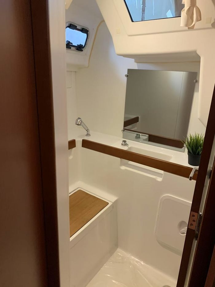2020 Beneteau oceanis 35.1 Photo 18 of 30