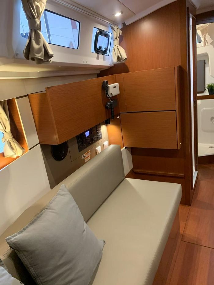 2020 Beneteau oceanis 35.1 Photo 19 of 30