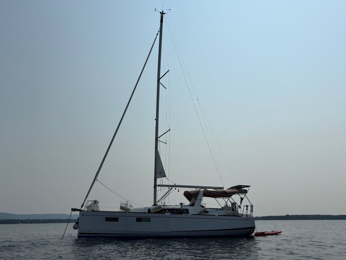 2020 Beneteau oceanis 35.1 Photo 2 of 30