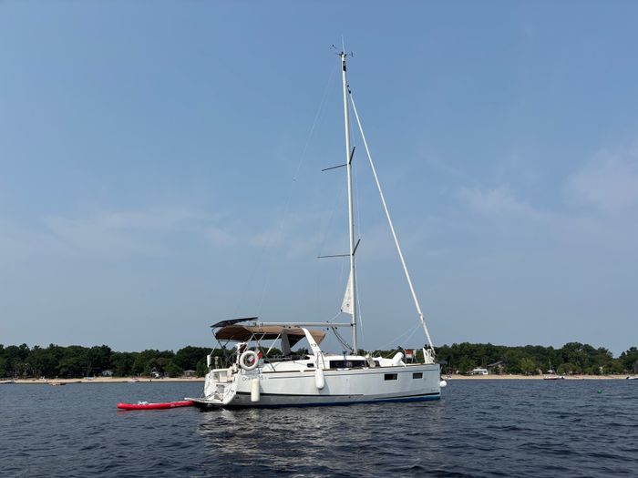 2020 Beneteau oceanis 35.1 Photo 3 of 30