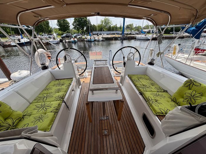 2020 Beneteau oceanis 35.1 Photo 22 of 30
