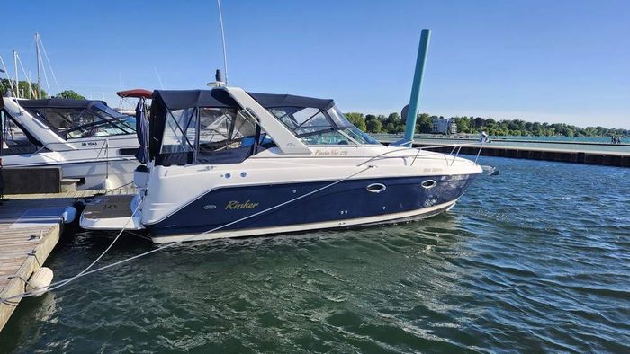 2004 Rinker 270 Fiesta Vee Photo 2 of 21