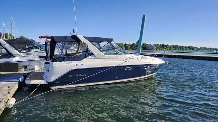2004 Rinker 270 Fiesta Vee Photo 1 of 21