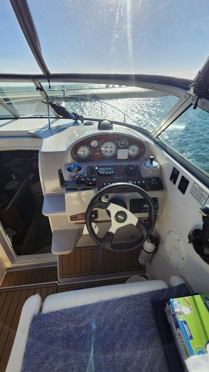 2004 Rinker 270 Fiesta Vee Photo 11 of 21