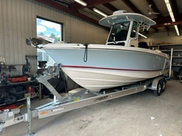 2024 Boston Whaler 250 Outrage Photo 2 of 8