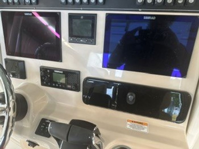 2024 Boston Whaler 250 Outrage Photo 4 of 8