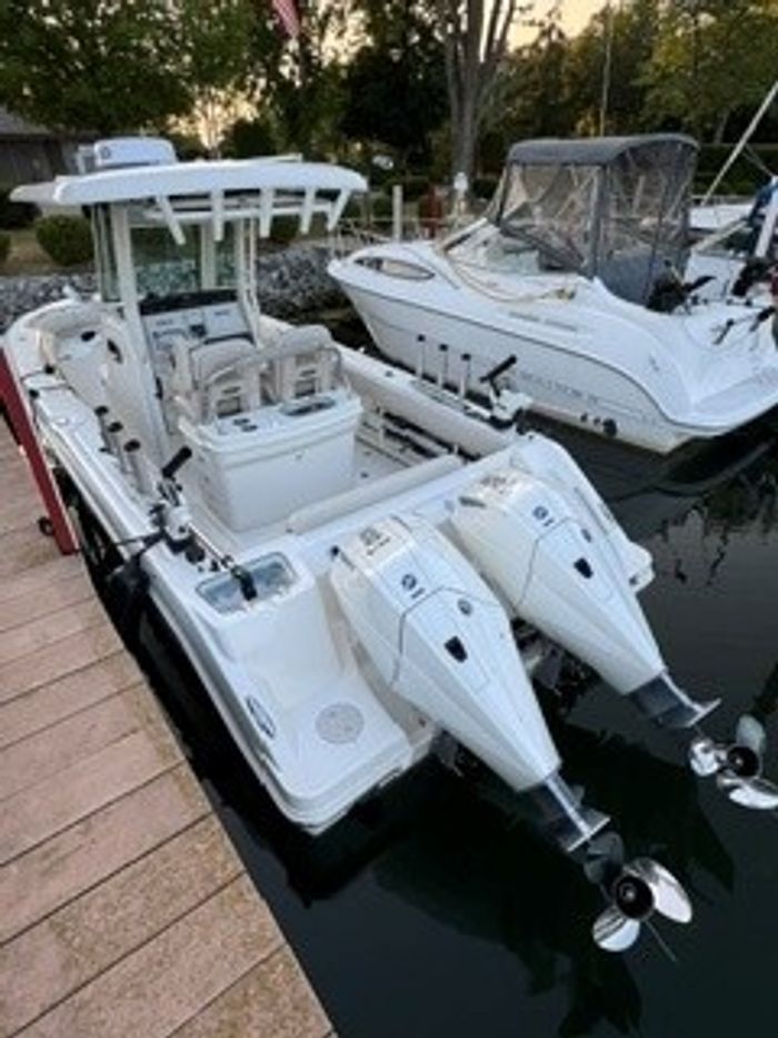 2024 Boston Whaler 250 Outrage Photo 7 of 8