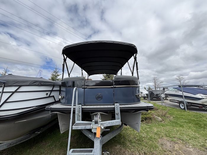2022 Legend V-Series Lounge 27 Sport Pro Photo 4 of 17