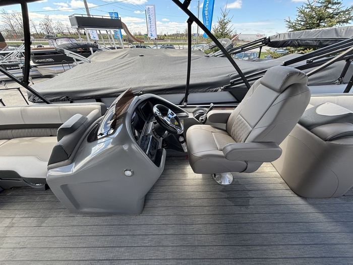 2022 Legend V-Series Lounge 27 Sport Pro Photo 9 of 17