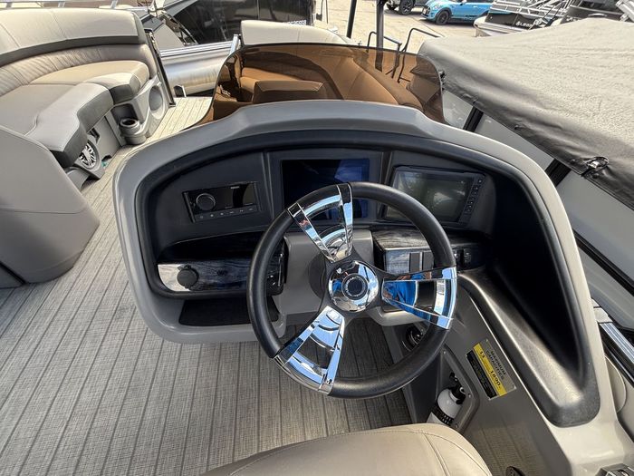 2022 Legend V-Series Lounge 27 Sport Pro Photo 10 of 17